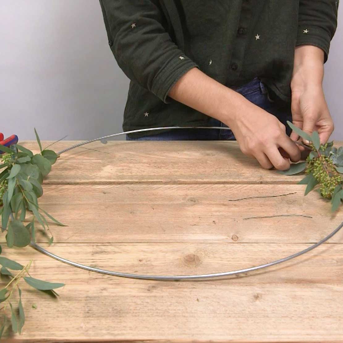 DIY Eucalyptus krans stap 5: Meer takken vastmaken