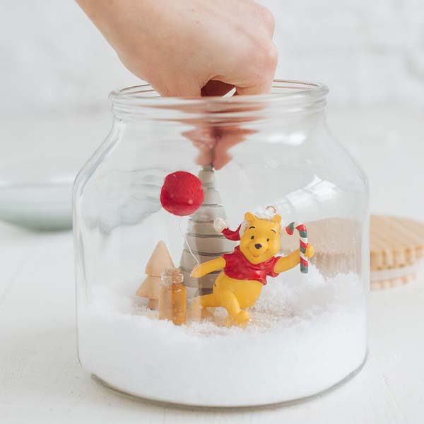 DIY glazen sneeuwbol met Disney ornamenten stap 3